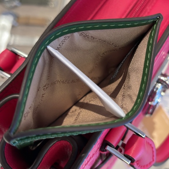 MICHAEL KORS
Large Pebbled Leather Card Holder Case
Fern Green 
NWT - Picture 7 of 16